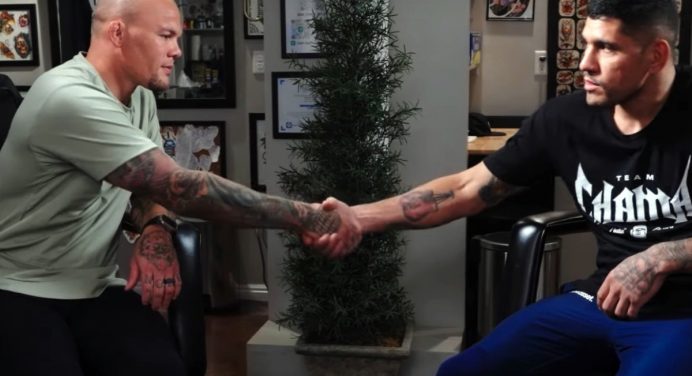 Alex Poatan faz as pazes com rival durante entrevista; veja