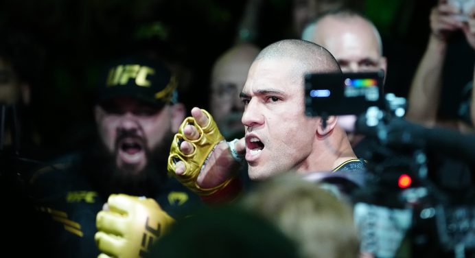 Foco total! Alex Poatan destaca camp “sem distrações” para revanche com Ankalaev