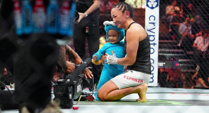Ex-campeã, Carla Esparza anuncia aposentadoria após derrota polêmica no UFC 307