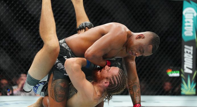 Ex-rival de Poatan, Cesinha domina adversário ucraniano e volta a vencer no UFC 307