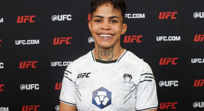 Iasmin Lucindo dedica vitória no UFC 307 para a avó, diagnosticada com tumor no peito