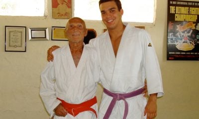 Joaquim Valente, ainda como faixa-roxa, ao lado do grão-mestre Hélio Gracie.