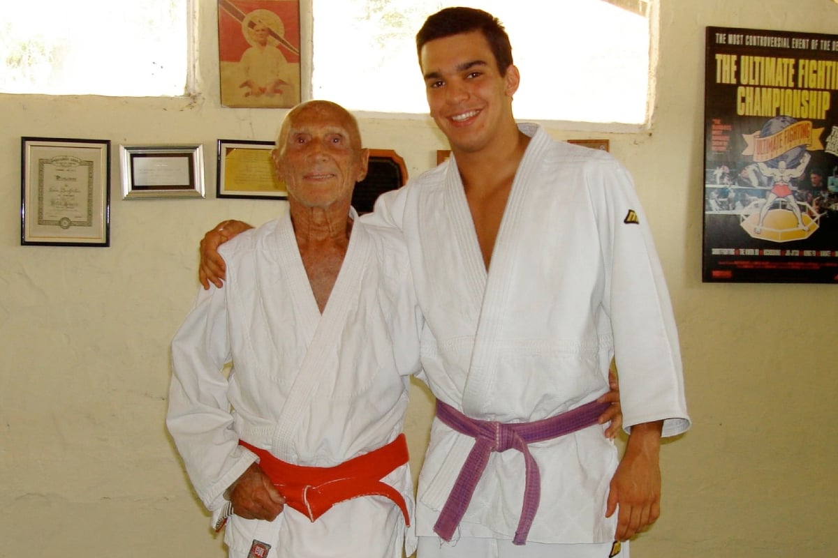 Joaquim Valente, ainda como faixa-roxa, ao lado do grão-mestre Hélio Gracie.