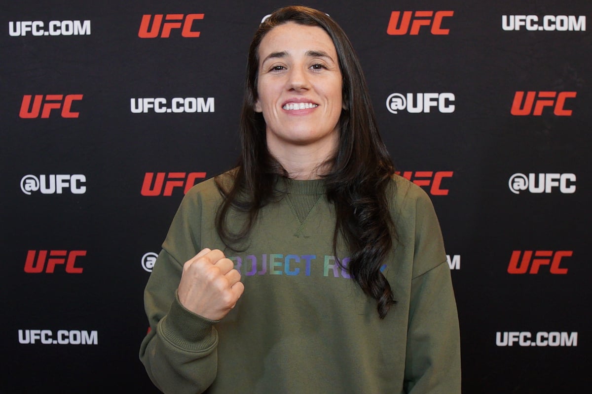 Marina Rodriguez sorri para foto durante entrevista para a Ag Fight antes do UFC 307