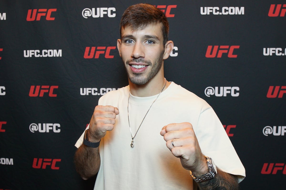 Matheus Nicolau posa para foto durante entrevista com a Ag Fight antes do UFC Vegas 99