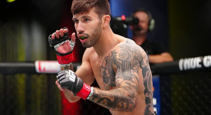 Matheus Nicolau lidera barca de lutadores brasileiros cortados do UFC