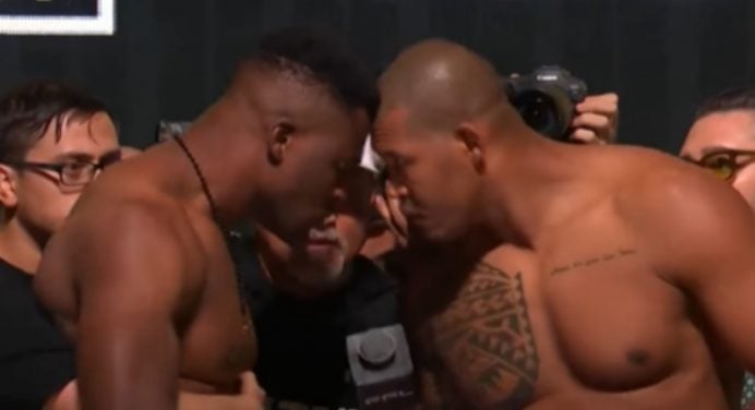 Francis Ngannou e Renan Problema fazem encarada tensa na pesagem da PFL; veja