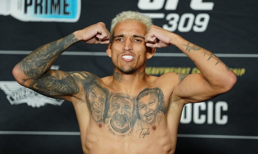 Charles Do Bronx posa para foto na balança da pesagem oficial do UFC 309.