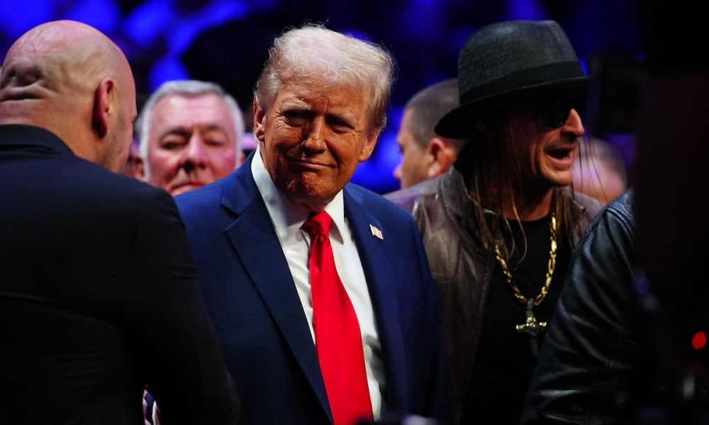 Ao lado do cantor Kid Rock, Donald Trump cumprimenta Dana White no UFC 309.