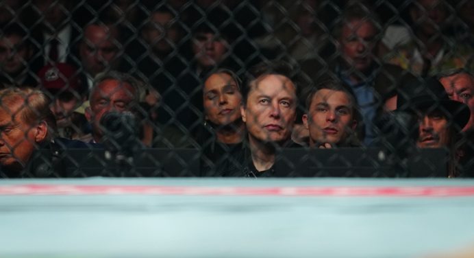 Elon Musk se rende a Fighting Nerds e usa óculos da equipe brasileira; veja