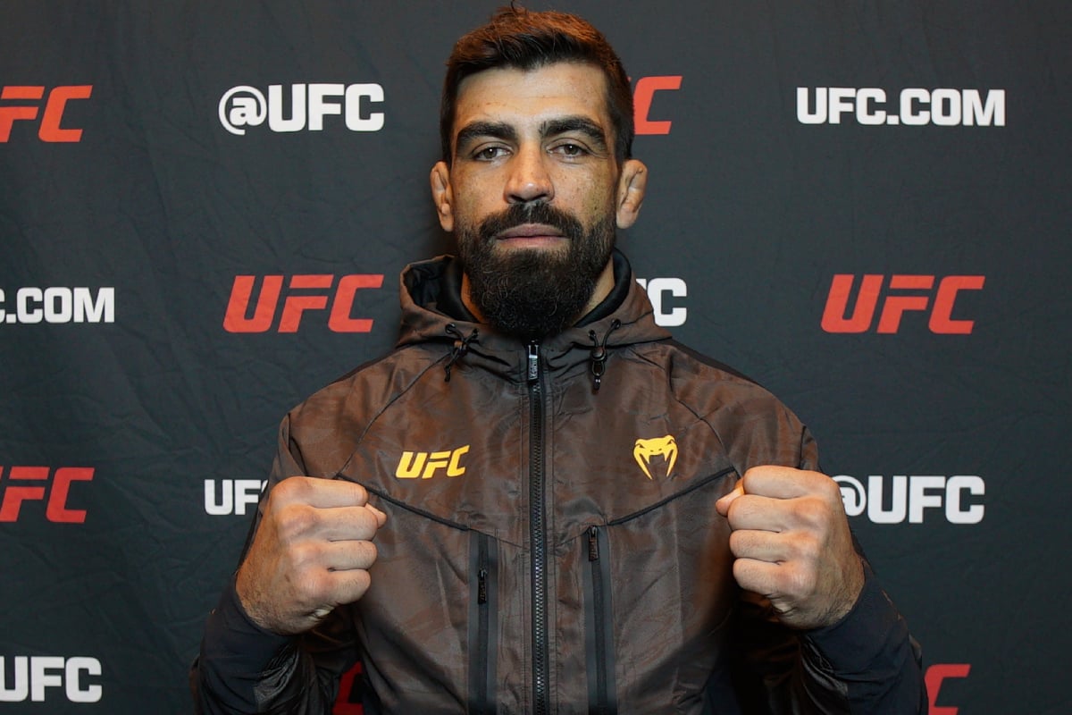 Elizeu Capoeira posa para foto no media day do UFC Vegas 100.