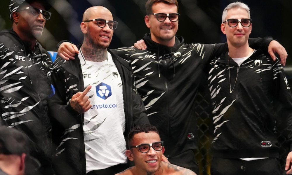 Carlos Prates comemora vitória no UFC Vegas 100 ao lado de sua equipe Fighting Nerds