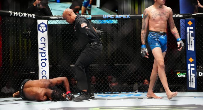 Carlos Prates aplica nocaute fulminante e dá show em sua primeira luta principal no UFC