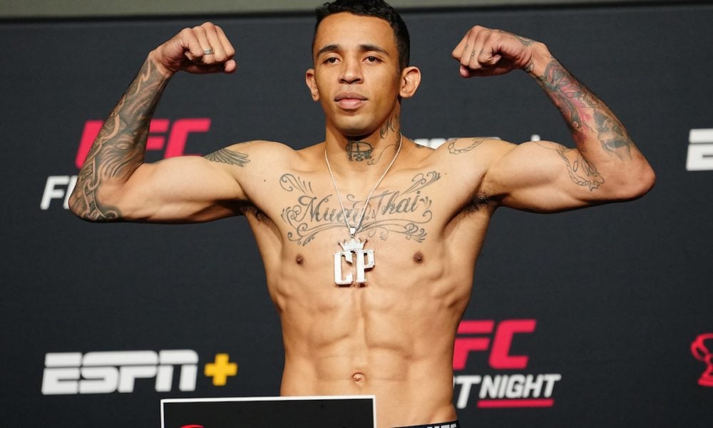 Carlos Prates passa pela balança na pesagem oficial do UFC Vegas 100