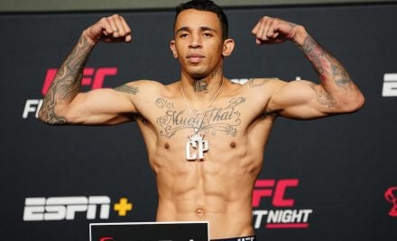 Carlos Prates passa pela balança na pesagem oficial do UFC Vegas 100