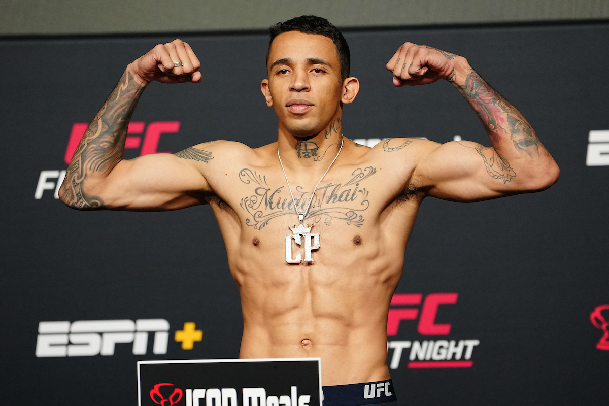 Carlos Prates passa pela balança na pesagem oficial do UFC Vegas 100