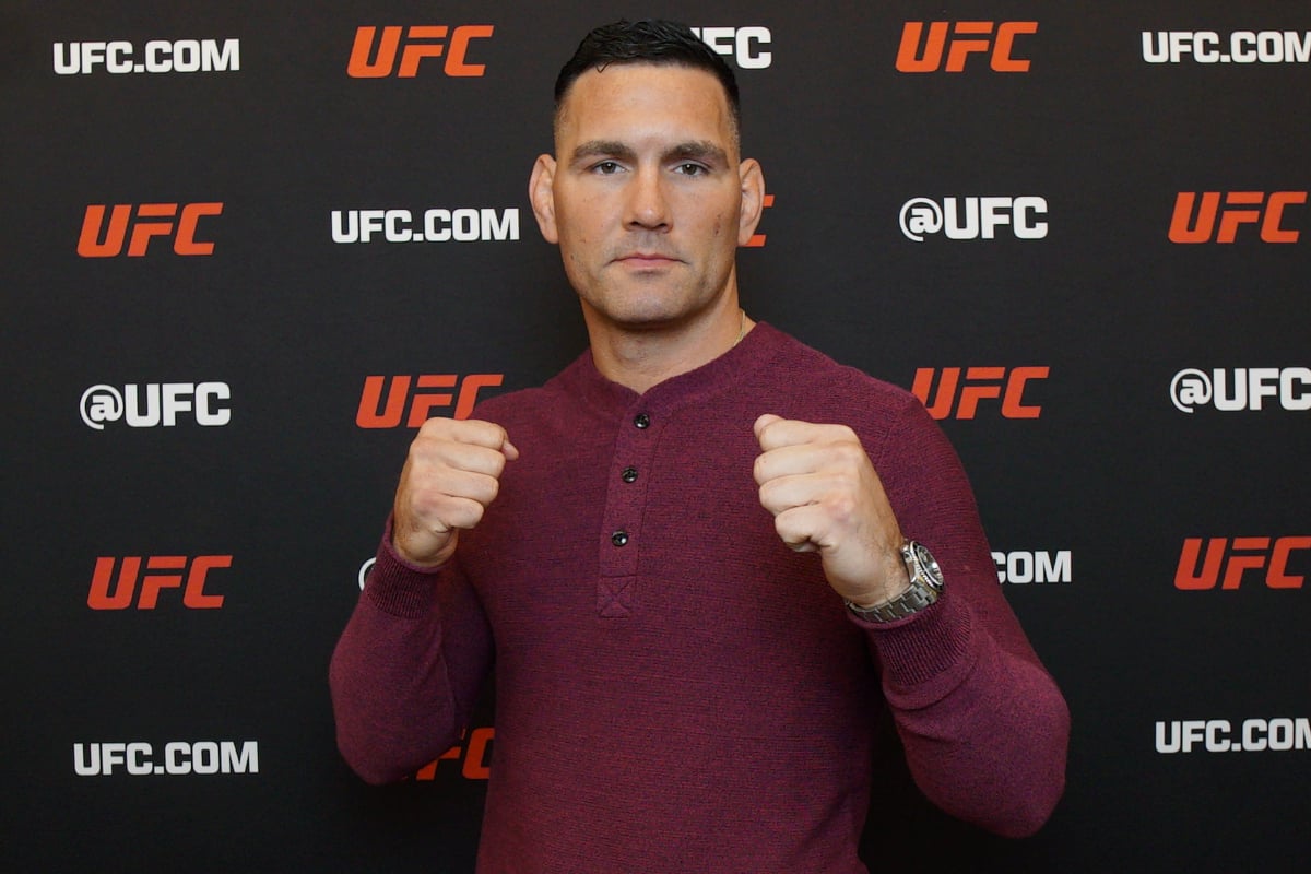 Chris Weidman posa para foto durante entrevista com a Ag Fight antes do UFC 309