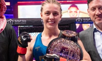 Dakota Ditcheva posa com o cinturão peso-mosca (57 kg) da PFL