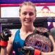 Dakota Ditcheva posa com o cinturão peso-mosca (57 kg) da PFL