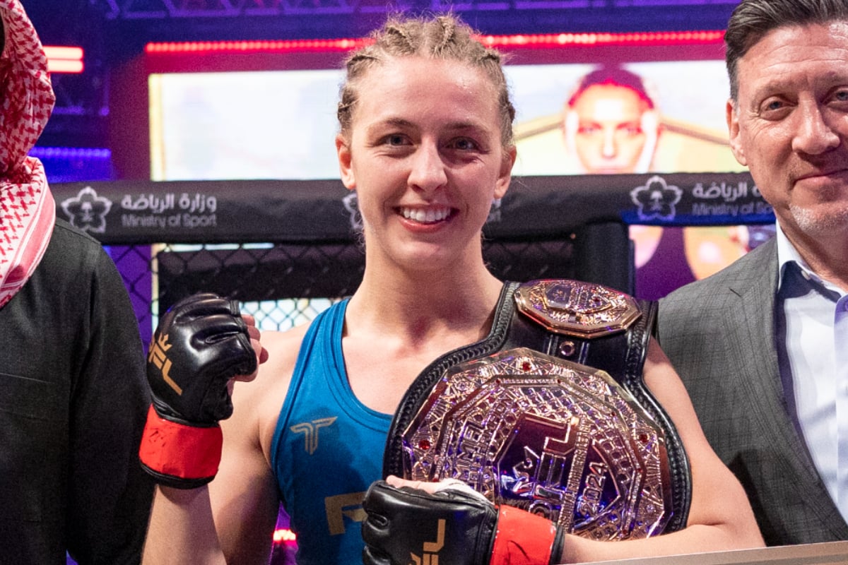 Dakota Ditcheva posa com o cinturão peso-mosca (57 kg) da PFL