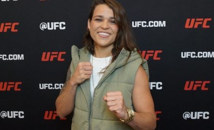 Eduarda Ronda posa para foto durante entrevista com a Ag Fight antes do UFC 309