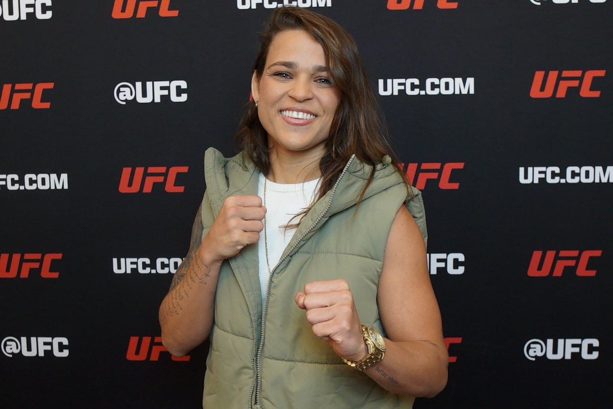 Eduarda Ronda posa para foto durante entrevista com a Ag Fight antes do UFC 309