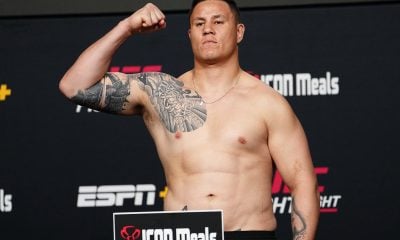 Jhonata Diniz passa pela balança do UFC