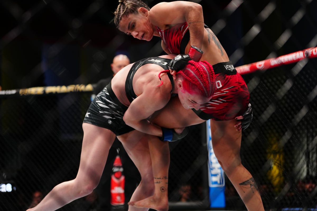 Luana Pinheiro tenta defender entrada de queda de Gillian Robertson