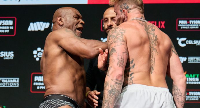 Mike Tyson acerta tapa no rosto de Jake Paul em última encarada antes da luta; veja