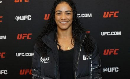 Viviane Araújo posa para foto durante entrevista com a Ag Fight antes do UFC 309