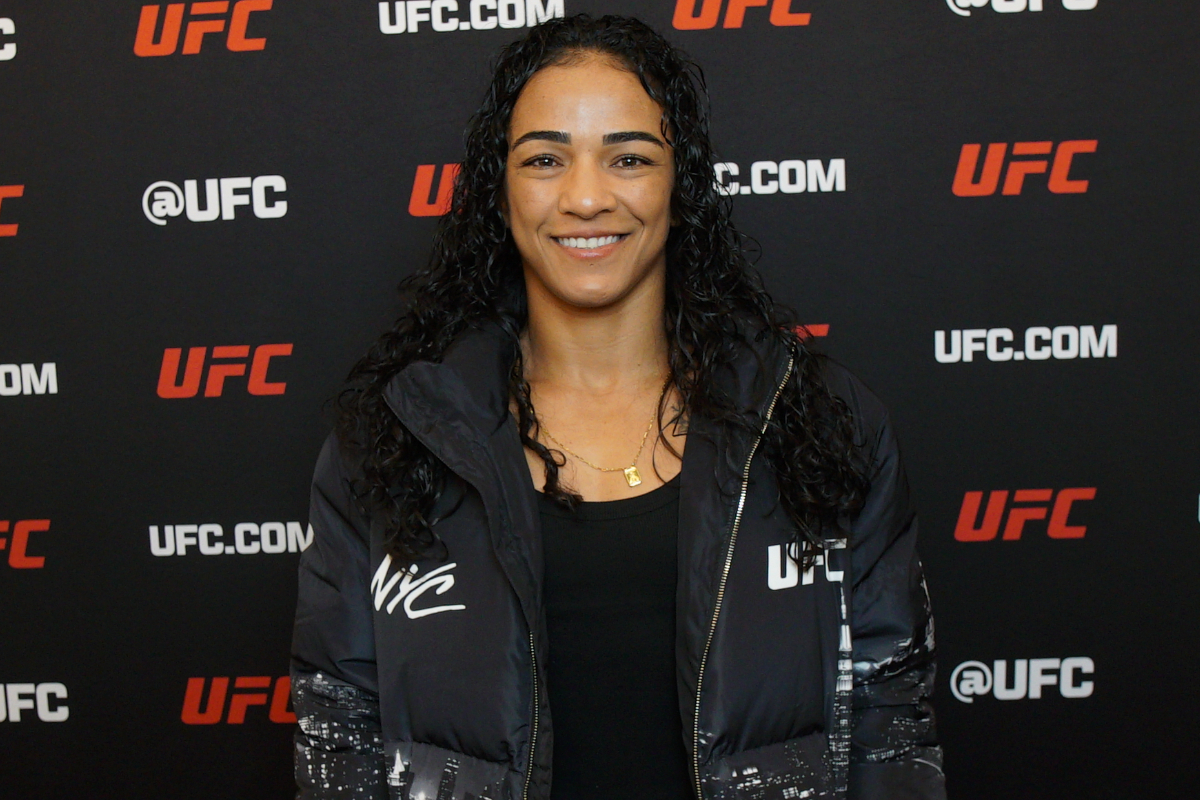 Viviane Araújo posa para foto durante entrevista com a Ag Fight antes do UFC 309