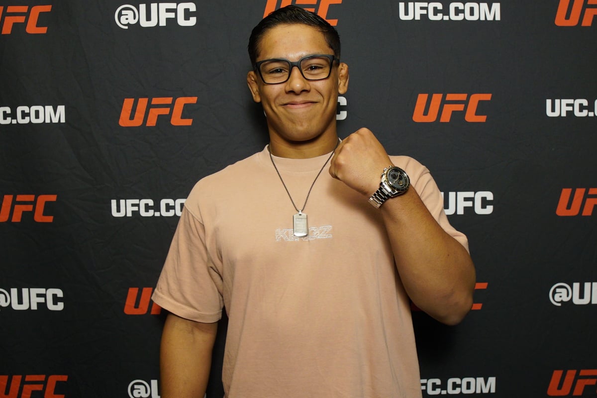 Mica Galvão sorri para foto durante visita ao UFC Invitational 9