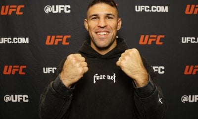 De punhos cerrados e sorridente, Vicente Luque posa para foto antes do UFC 310