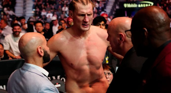 Refém de Jon Jones? Alexander Volkov expressa frustração com situação dos pesos-pesados