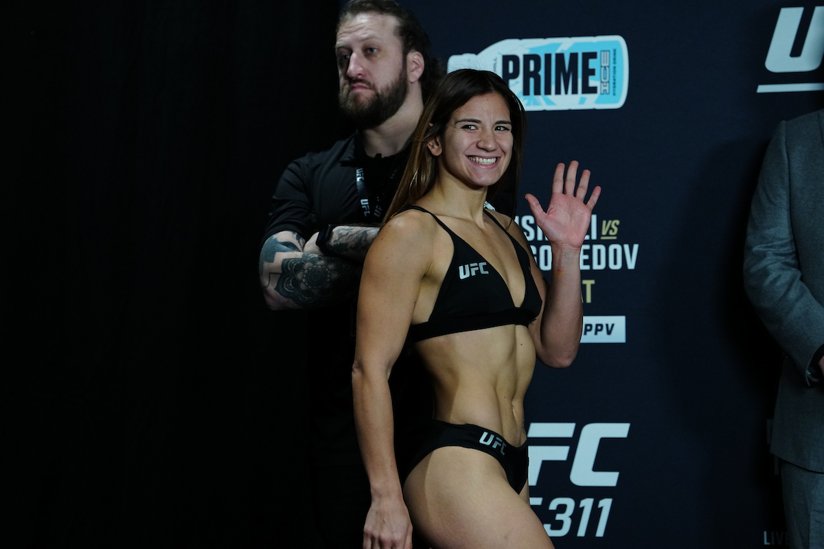Ailín Pérez na pesagem do UFC 311
