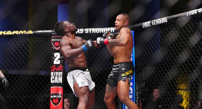 César Almeida se solidariza com rival após nocauteá-lo de forma assustadora no UFC