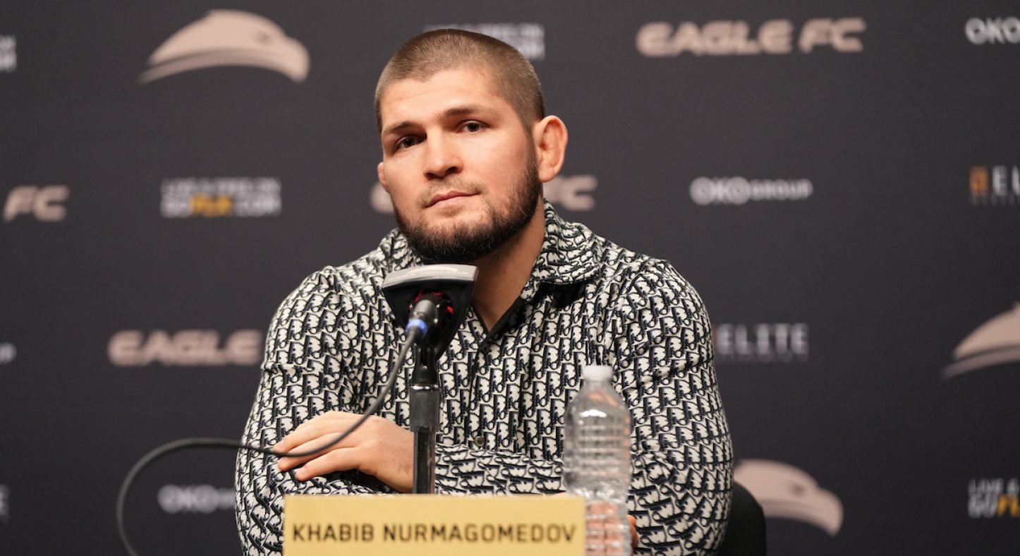 Hall da Fama do UFC, Khabib Nurmagomedov é retirado de voo nos EUA