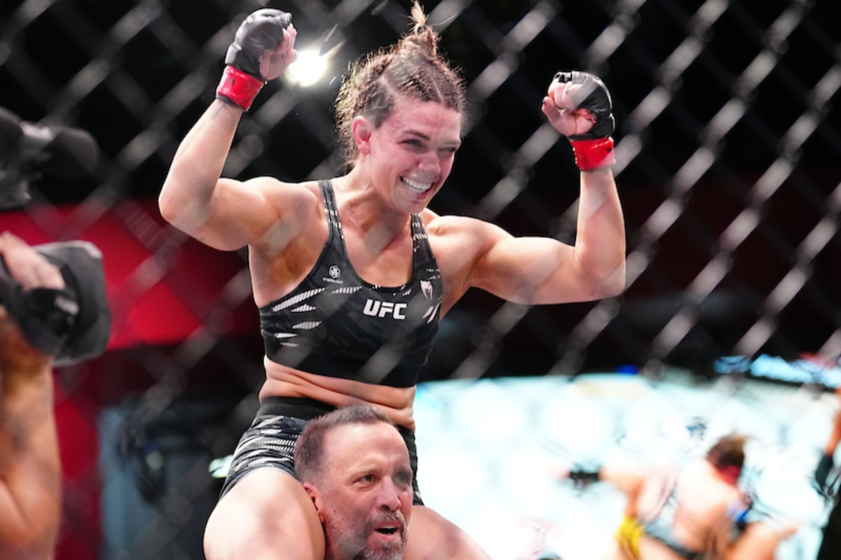 Mackenzie Dern celebra vitória no UFC Vegas 101