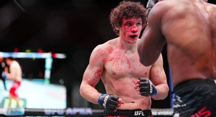 Lutador sofre corte profundo em vitória controversa no UFC Vegas 101; veja