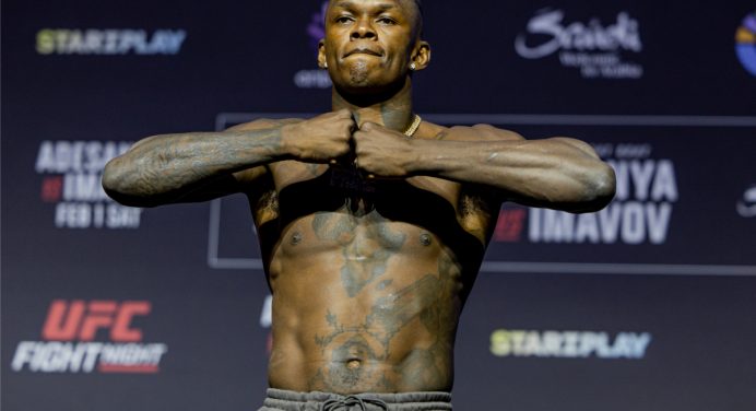 Israel Adesanya revela como terapia e cogumelos o ajudaram a lidar com os altos e baixos do UFC