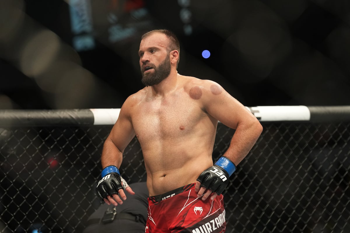 Azamat Murzakanov em ação pelo UFC