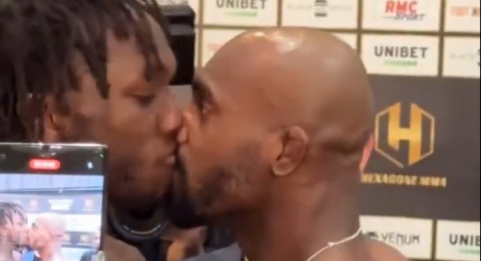 Cena inusitada! Lutadores se beijam em encarada na França; veja