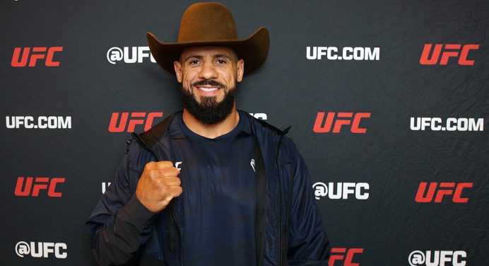 Bruno Lopes minimiza currículo invicto de rival no UFC e brinca: “Ganha quem bate mais”