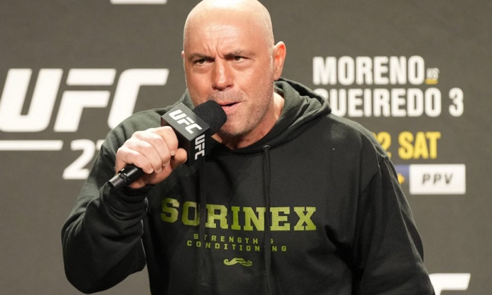 Joe Rogan conduz uma pesagem cerimonial do UFC