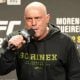 Joe Rogan conduz uma pesagem cerimonial do UFC