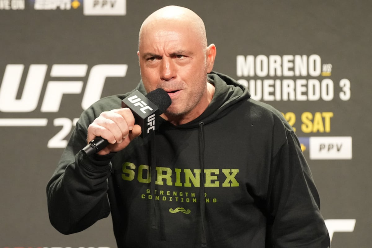 Joe Rogan conduz uma pesagem cerimonial do UFC