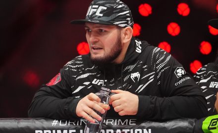 Khabib Nurmagomedov participa do UFC 311 no corner, como treinador