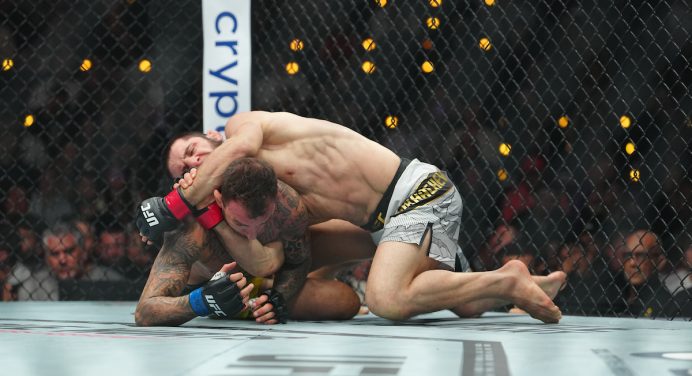 Makhachev finaliza Moicano na luta principal do UFC 311 e supera recorde de Khabib