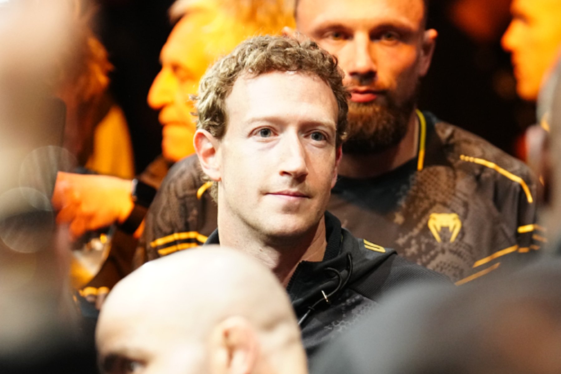 O bilionário Mark Zuckerberg esteve no corner de Alexander Volkanovski no UFC 298