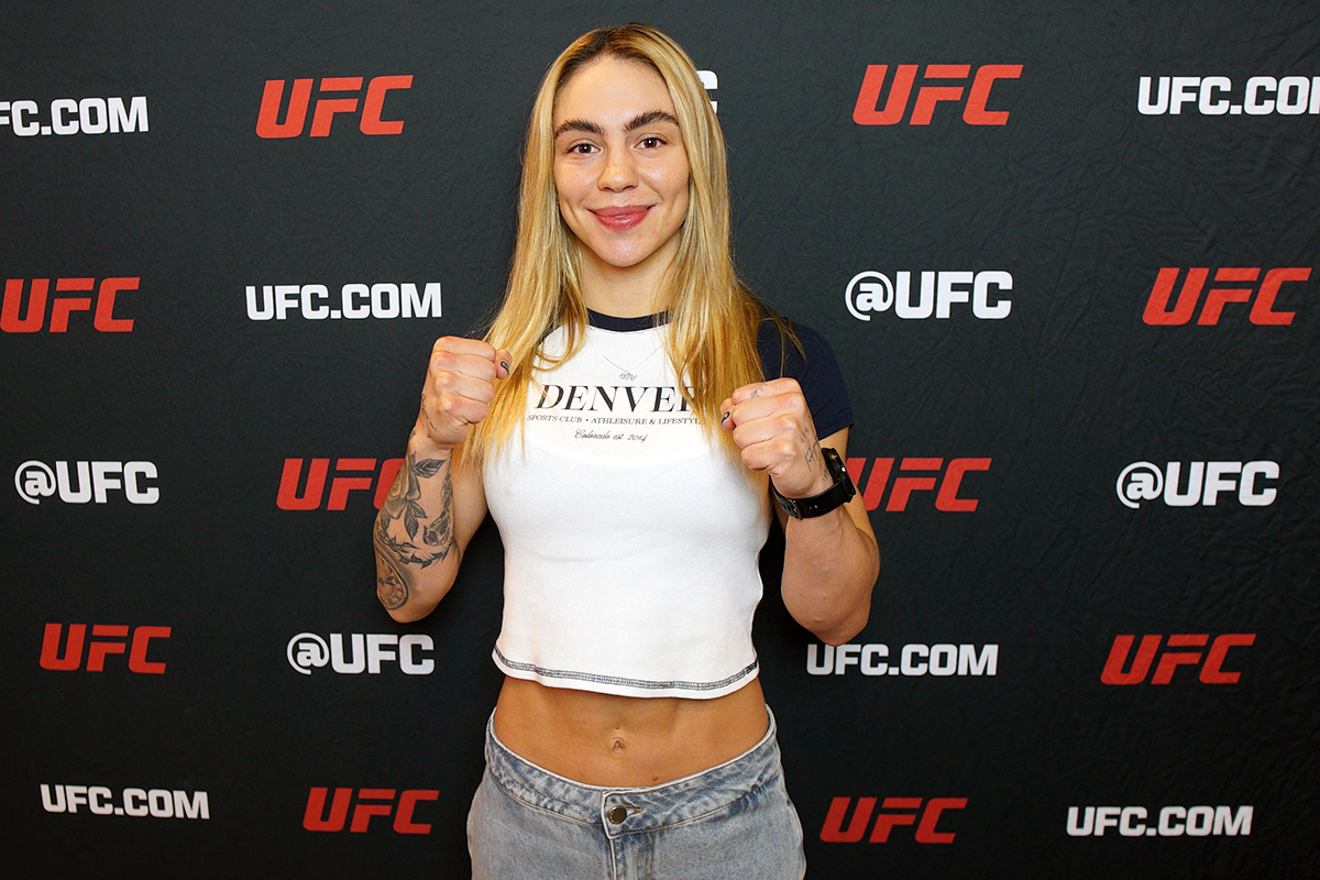 Nicolle Caliari posa para fotos após conversar com a reportagem da Ag Fight em Las Vegas